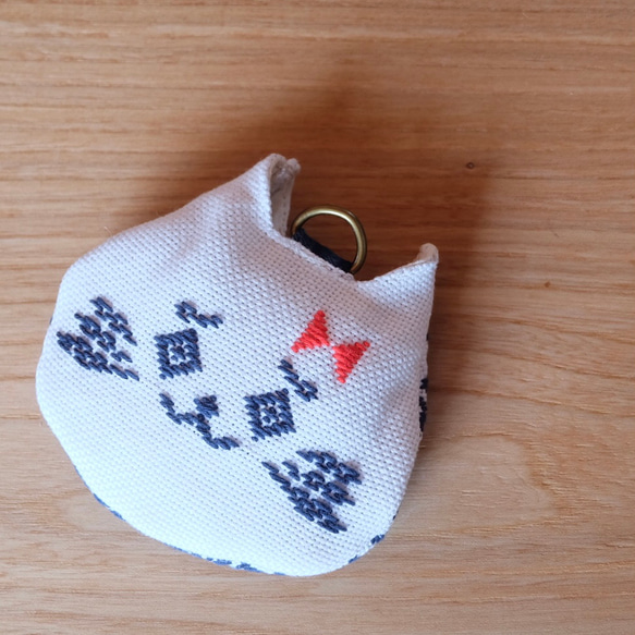 こぎん刺しの猫さんポーチ☺︎白猫さん【刺繍☺︎刺し子】こぎんキャッツ☺︎ 猫の日2024 ☺︎ ネコ ⌘受注製作⌘ 12枚目の画像