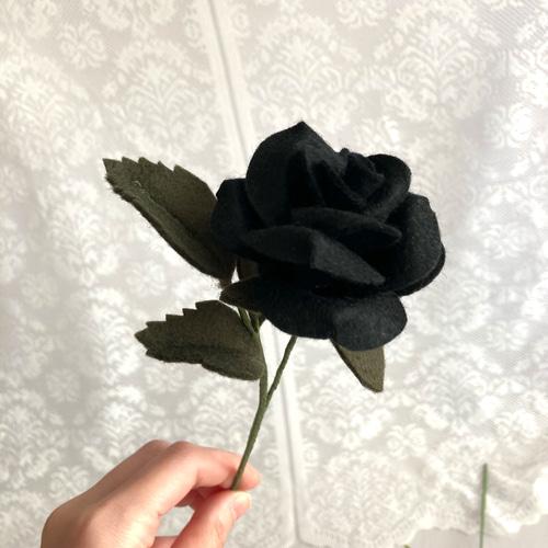 フェルトフラワー】ブラックローズ 黒バラ 黒薔薇 / 造花 / ゴシック