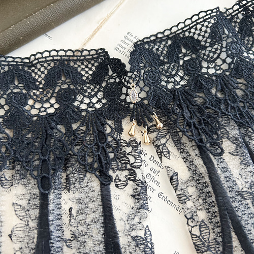 シャンデリアと狂乱の夜：レースプリーツの付け襟チョーカー SV587