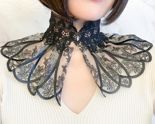 同色スパンコールチョーカー付　立体的な立ち上がりフリルレースと黒&水色バイカラー 94a86e64b2c356c13fc1cf54a97a24