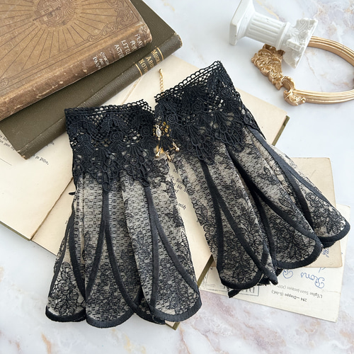 同色スパンコールチョーカー付　立体的な立ち上がりフリルレースと黒&水色バイカラー 94a86e64b2c356c13fc1cf54a97a24