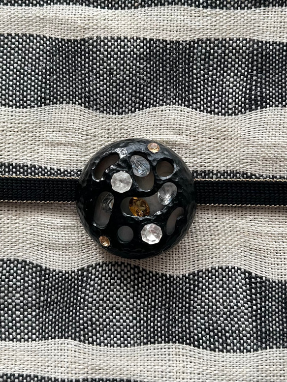 大きなビンテージ・メタルボタンのミステリアスな帯留め「メテオライトX」 11枚目の画像