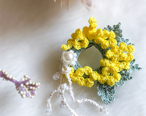 フワリと揺れるミモザのブローチ ブローチ 編み物屋 ami-mate 通販