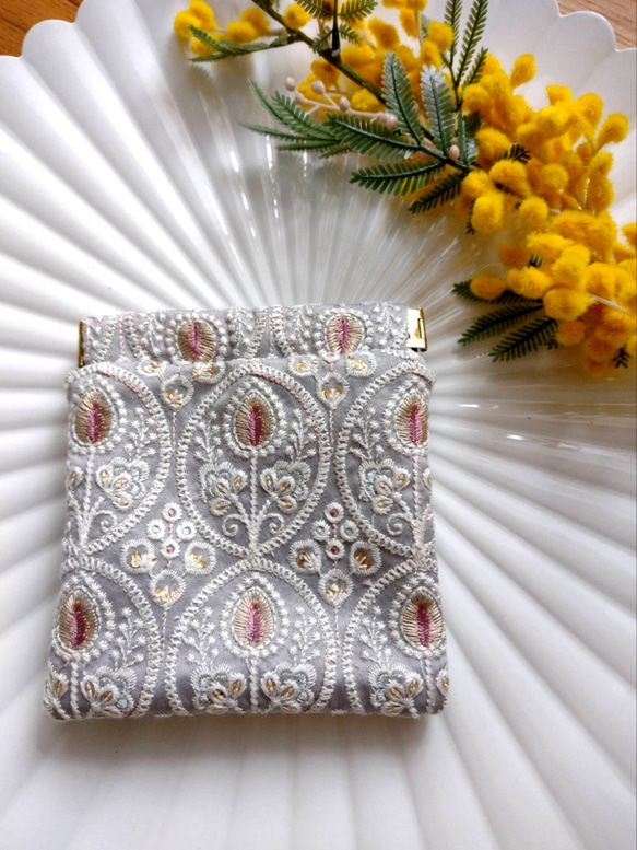 【12㌢バネ口】インド刺繍ポーチ　虹色グレー　両面　財布　母の日　プレゼント　ピルケース 1枚目の画像