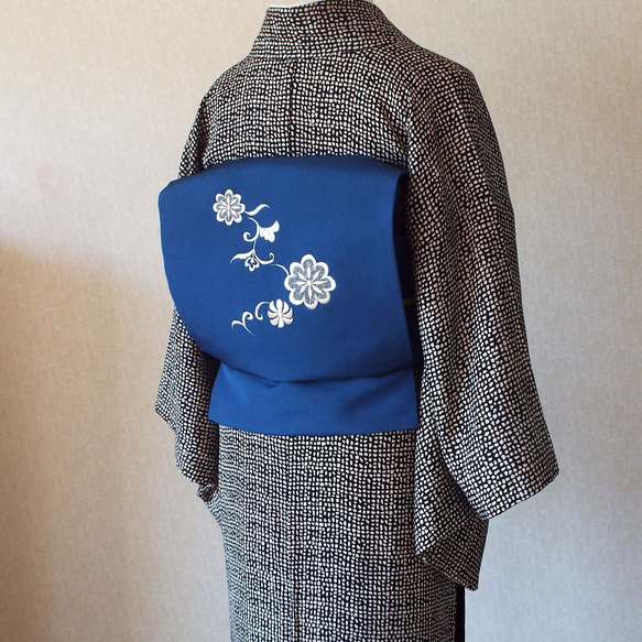 すぐに結べる「さくら造り帯」瑠璃紺にシルバーの花刺繍のお太鼓 1枚目の画像