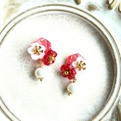 切子ガラス風レジンと梅の花の耳飾り  選べるイヤリング／ピアス 1枚目の画像