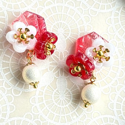切子ガラス風レジンと梅の花の耳飾り  選べるイヤリング／ピアス 2枚目の画像