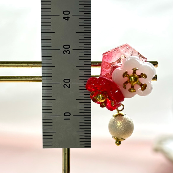 切子ガラス風レジンと梅の花の耳飾り  選べるイヤリング／ピアス 4枚目の画像