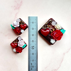 大ぶりな薔薇デコレーションチョコの耳飾り&髪飾りセット  選べるイヤリング／ピアス／ヘアゴム／ポニーフック 3枚目の画像