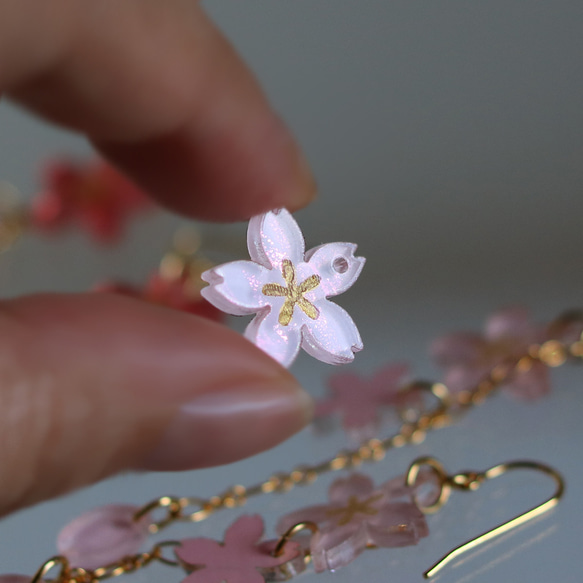 【さくら、咲く】淡いピンクの桜と花びらが揺れるピアス/p1568 5枚目の画像