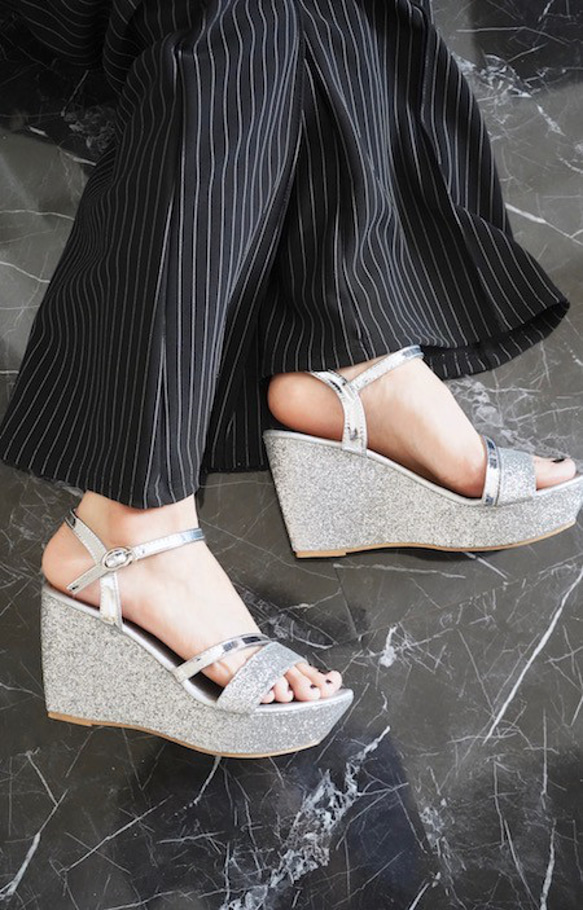 Silver Glitter Wedge Sole Sandals サンダル ホワイト 白 カジュアル 1枚目の画像