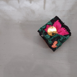 黒地にカラフルなお花のインド刺繍リボンのコードクリップ 4枚目の画像