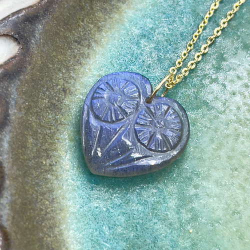 ラブラドライトカービングネックレストップ14kgf 14kgf カービングラブラドライトのチャーム ペンダントトップ ohsuram