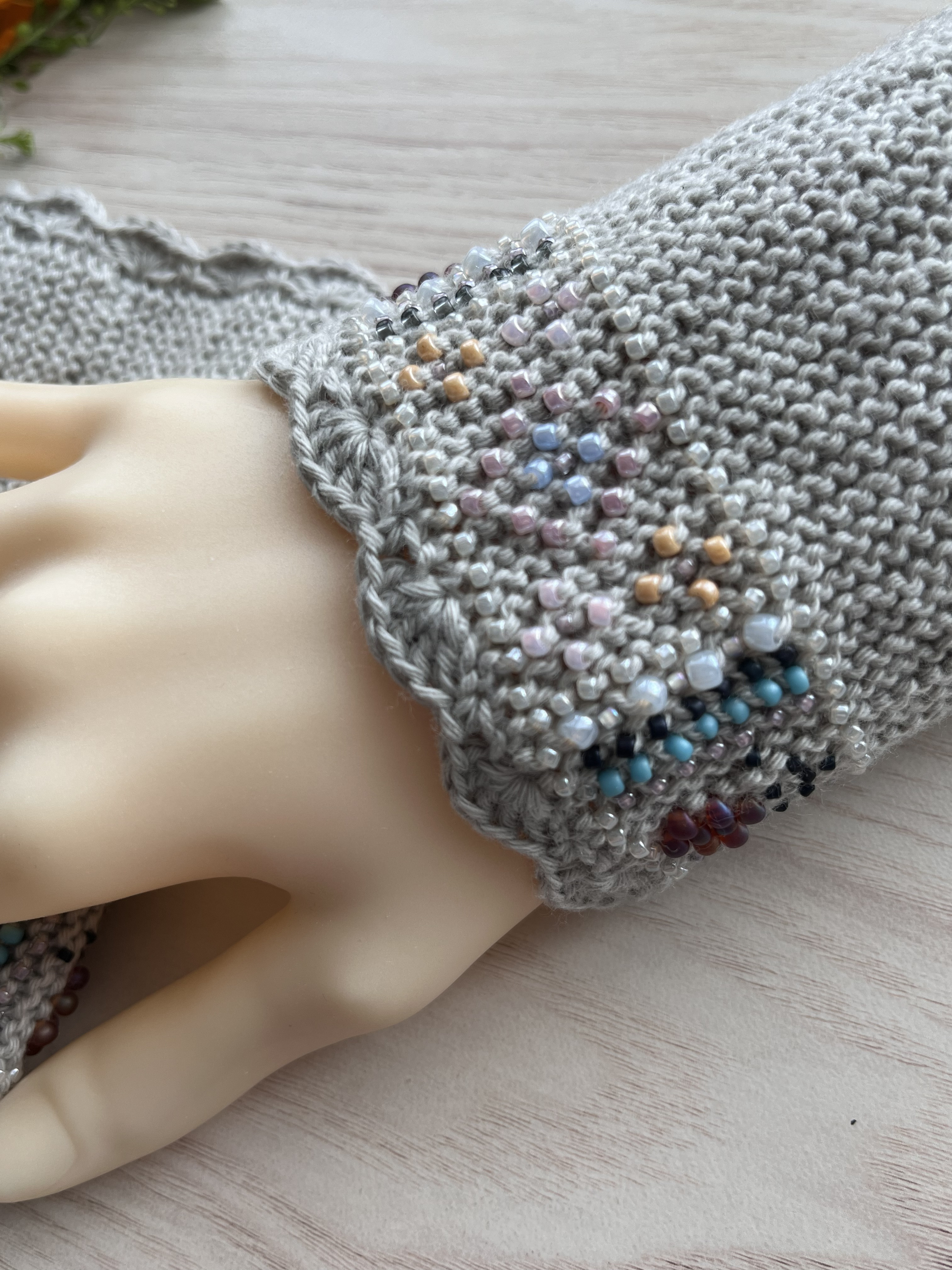 [送料無料]綿混だから春も使える多種のビーズを使ったアームウォーマー・リストウォーマー