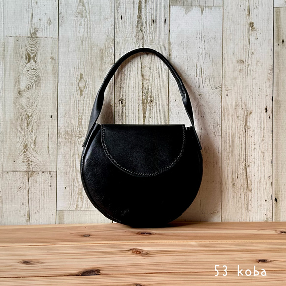 【美品】folna 黒 レザーハンドバッグ クコ 再販】ころっと まんまるレザー ハンドバッグ 蓋付きとマチ太く