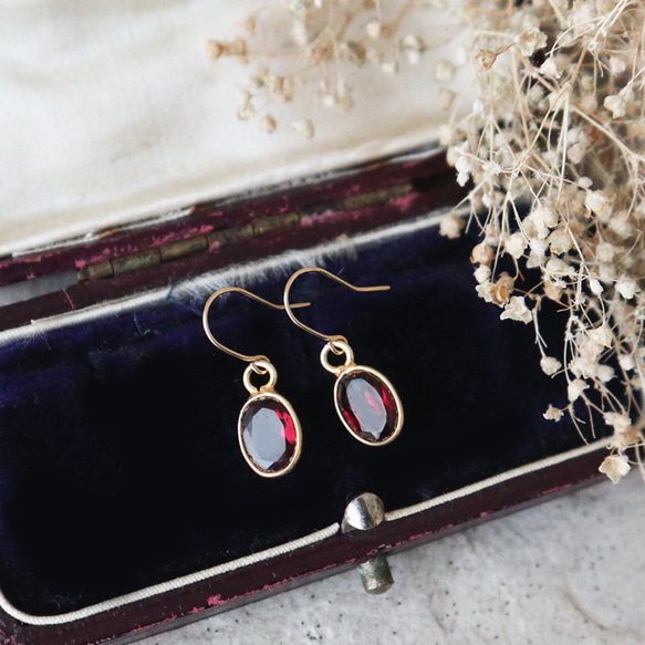 K18】ロードライトガーネット一粒ピアス (オーバルファセットカット