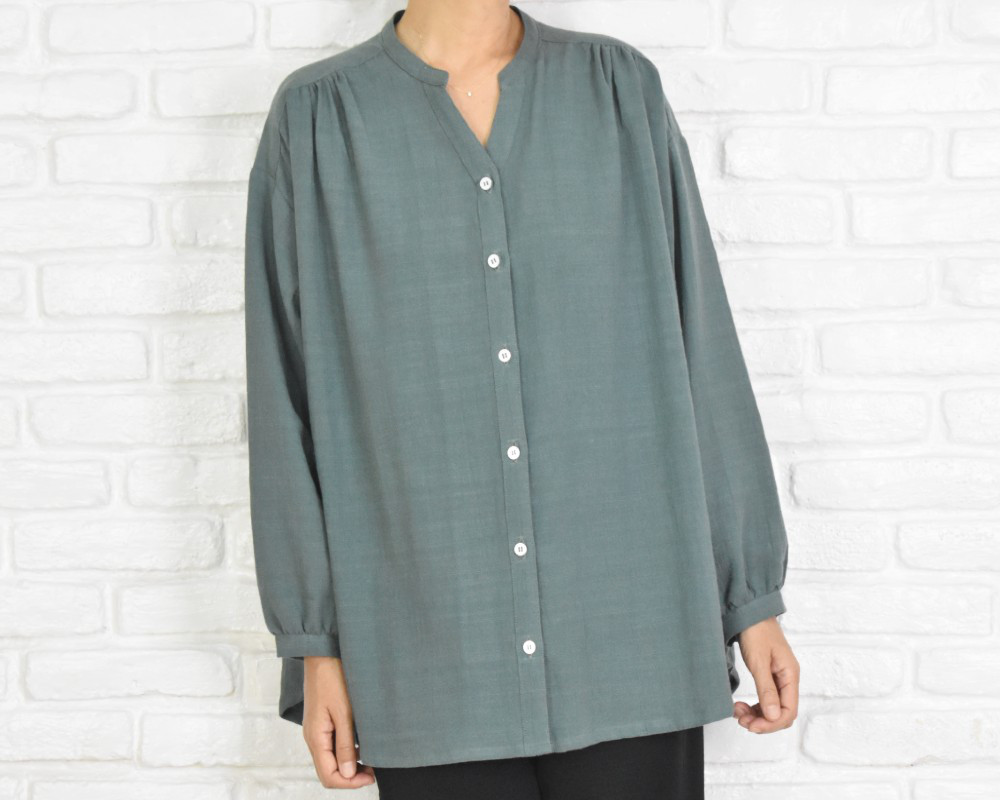 コットン素材のスキッパーシャツ　グリーン