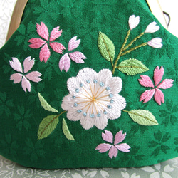 日本刺繍 ✳桜咲く✳絹のがま口小銭入れ・キーケース ◆緑色◆刺繍 手刺繍 絹 伝統工芸 ギフト 3枚目の画像