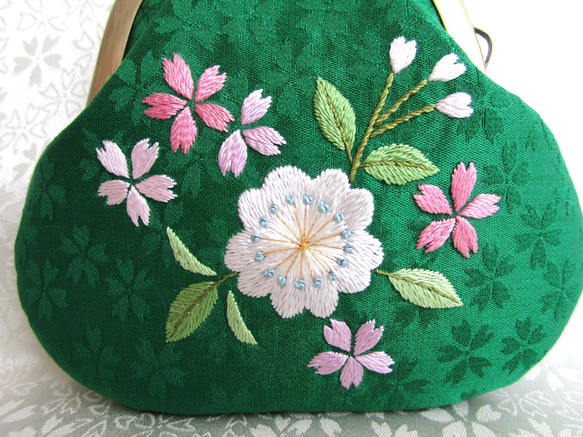 日本刺繍 ✳桜咲く✳絹のがま口小銭入れ・キーケース ◆緑色◆刺繍 手刺繍 絹 伝統工芸 ギフト 3枚目の画像