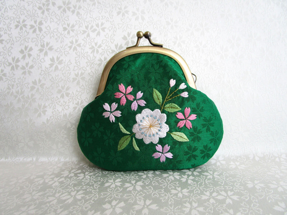 日本刺繍 ✳桜咲く✳絹のがま口小銭入れ・キーケース ◆緑色◆刺繍 手刺繍 絹 伝統工芸 ギフト 7枚目の画像