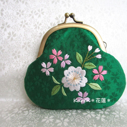 日本刺繍 ✳桜咲く✳絹のがま口小銭入れ・キーケース ◆緑色◆刺繍 手刺繍 絹 伝統工芸 ギフト 1枚目の画像
