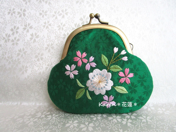 日本刺繍 ✳桜咲く✳絹のがま口小銭入れ・キーケース ◆緑色◆刺繍 手刺繍 絹 伝統工芸 ギフト 1枚目の画像