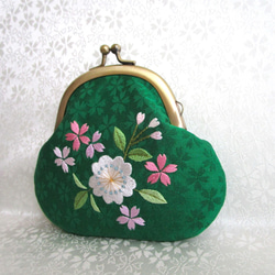 日本刺繍 ✳桜咲く✳絹のがま口小銭入れ・キーケース ◆緑色◆刺繍 手刺繍 絹 伝統工芸 ギフト 4枚目の画像
