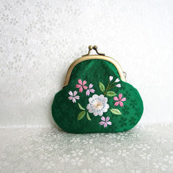 日本刺繍 ✳桜咲く✳絹のがま口小銭入れ・キーケース ◆緑色◆刺繍 手刺繍 絹 伝統工芸 ギフト 2枚目の画像