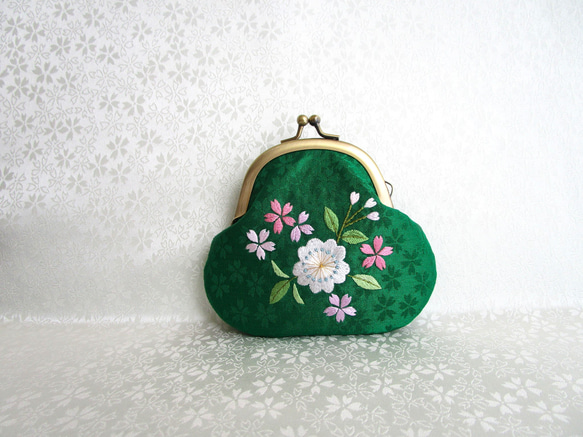 日本刺繍 ✳桜咲く✳絹のがま口小銭入れ・キーケース ◆緑色◆刺繍 手刺繍 絹 伝統工芸 ギフト 2枚目の画像