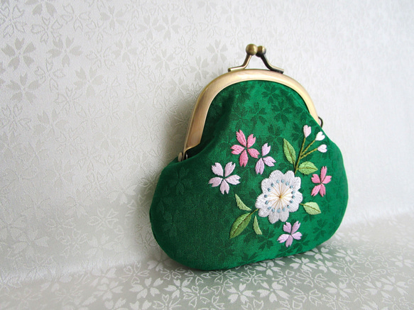 日本刺繍 ✳桜咲く✳絹のがま口小銭入れ・キーケース ◆緑色◆刺繍 手刺繍 絹 伝統工芸 ギフト 5枚目の画像