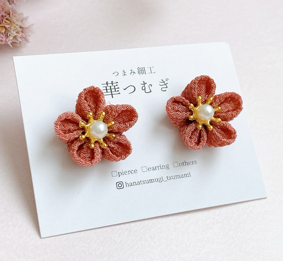 小さなお花のピアス/イヤリング　つまみ細工　くすみピンク　揺れない　小ぶり　 3枚目の画像