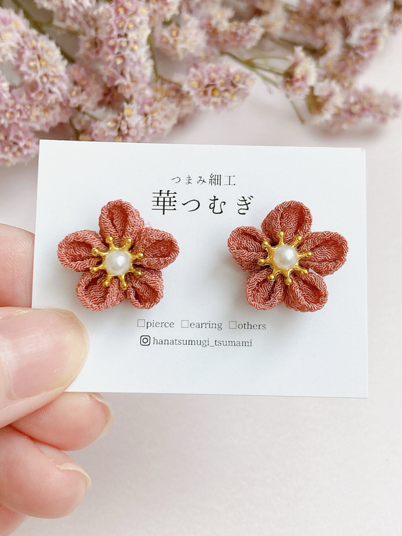 小さなお花のピアス/イヤリング　つまみ細工　くすみピンク　揺れない　小ぶり　 1枚目の画像