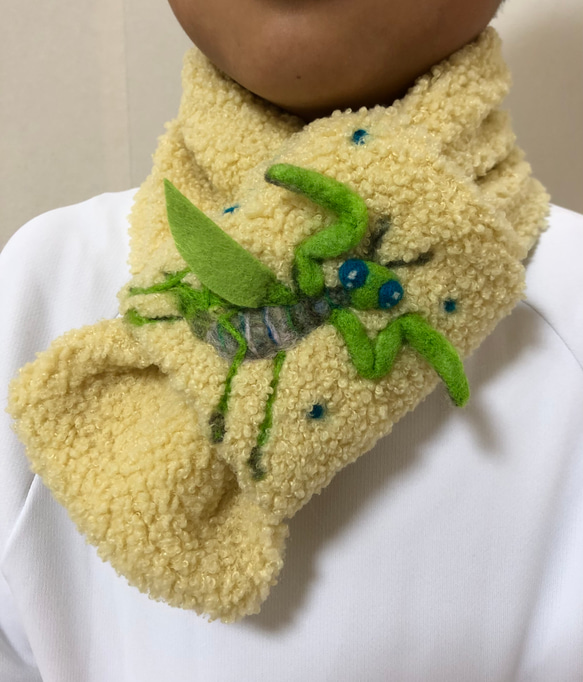 ふわふわ温かい・立体カマキリ子ども用マフラー・昆虫大好き冬のお出かけアイテム 1枚目の画像