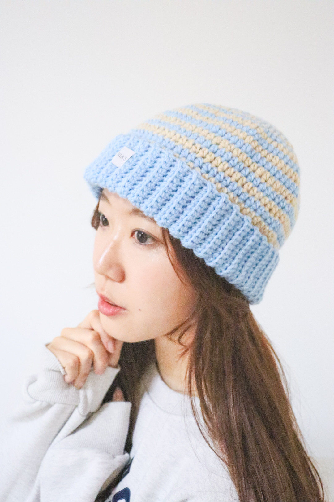 手作りニット帽　ビーニー　ボタン　ビーズ編み込み　ピンク　パープル レディース 帽子 ニット帽 ポンポン付きニット帽 カラフル