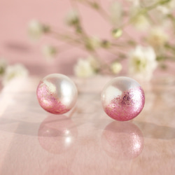 《春の新色》桜ピンク＆ホワイトのパールピアス　ピンク箔と淡水パールのツートンカラーピアス 1枚目の画像