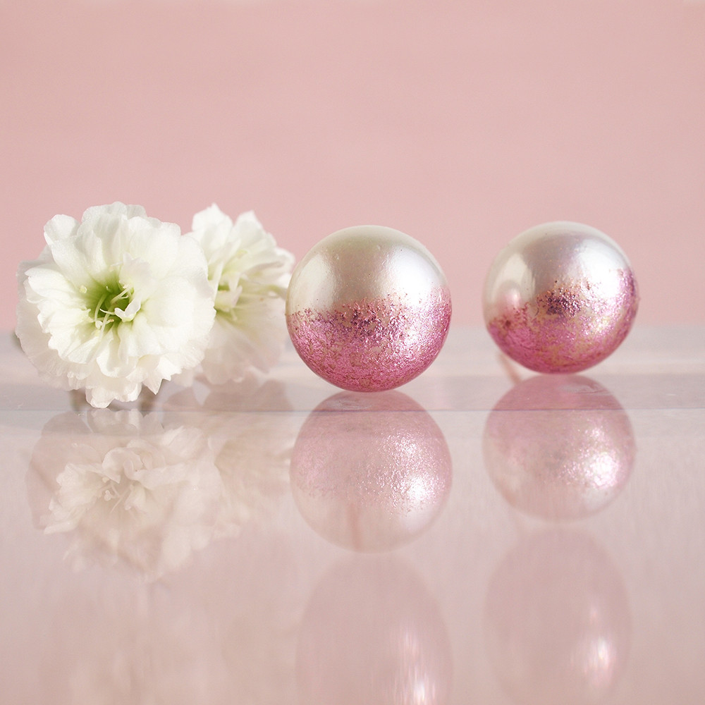 心ときめくピンク＆ホワイト　ピンク箔と淡水パールのツートンカラーピアス　10mm　スタッドピアス　アレルギーフリー