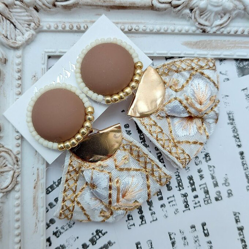 ご検討中】2way* ホワイトフラワーにインド刺繍リボンタッセル