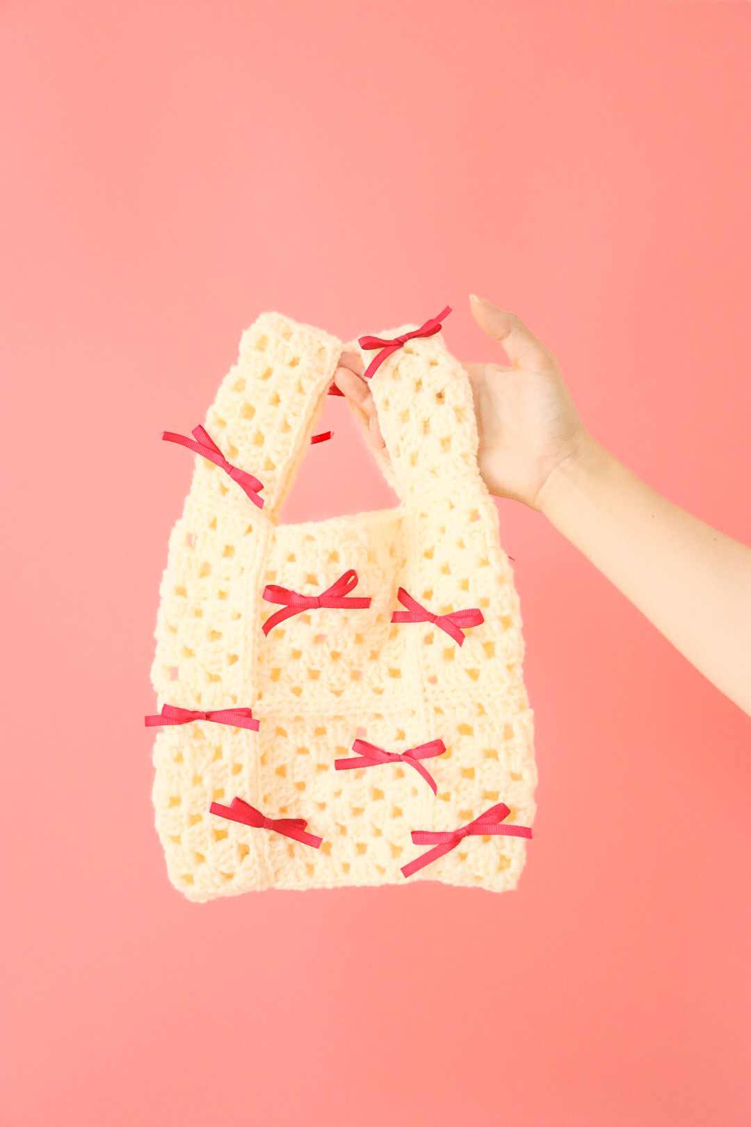 手編みバック ニットバック グラニースクエア 白 ピンク 手編み かぎ針編み