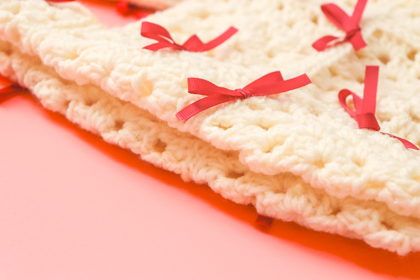 手編みバック ニットバック グラニースクエア 白 ピンク 手編み かぎ針編み