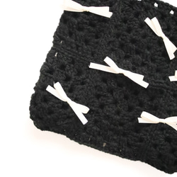 手編みバック ニットバック グラニースクエア 白 黒 手編み かぎ針編み リボン 6枚目の画像