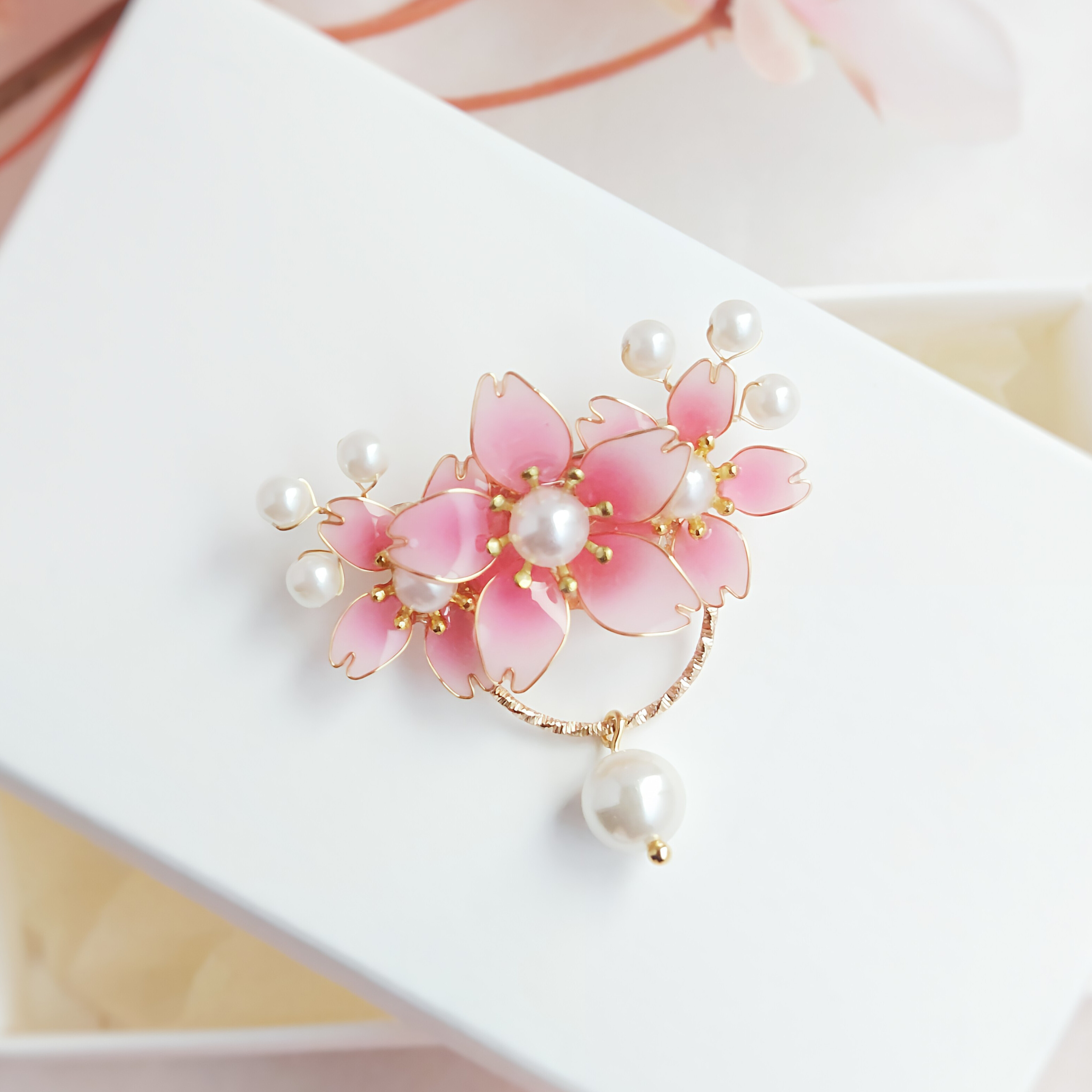 揺れるパールが可愛い♡桜のブローチ