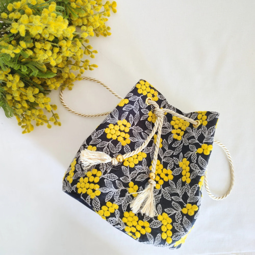 特集掲載】ミモザ柄 刺繍生地の2way巾着バッグ 肩かけも手持ちも