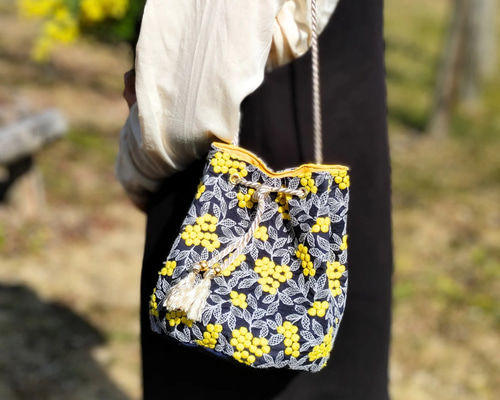 特集掲載】ミモザ柄 刺繍生地の2way巾着バッグ 肩かけも手持ちも