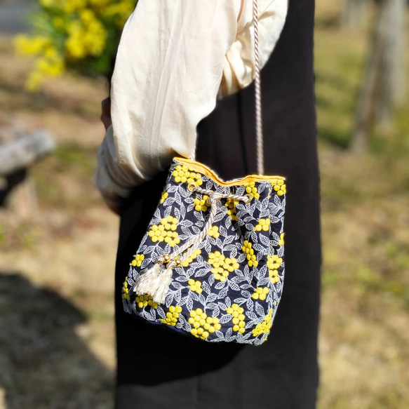 特集掲載】ミモザ柄 刺繍生地の2way巾着バッグ 肩かけも手持ちも