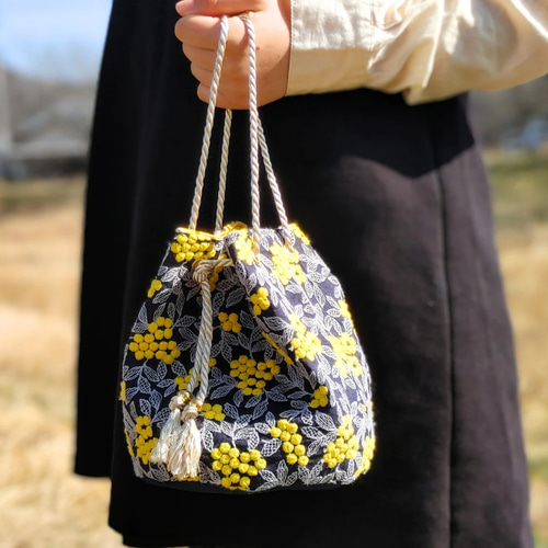 特集掲載】ミモザ柄 刺繍生地の2way巾着バッグ 肩かけも手持ちも