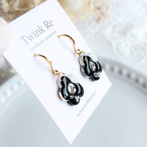 揺れるお花のレジンピアス/イヤリング〈ブラック〉黒 レジン 小粒
