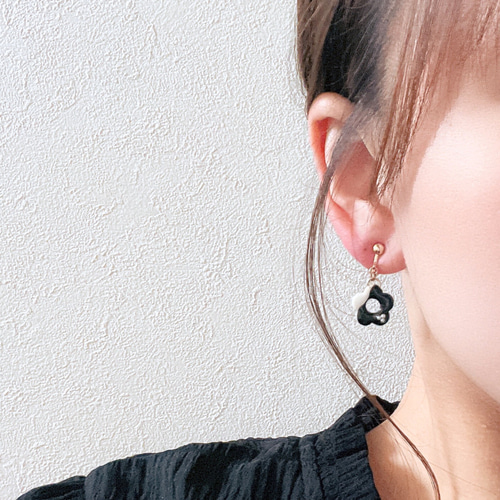 レジン ピアス ブラック 黒 1粒タイプ ドライフラワー 不規則