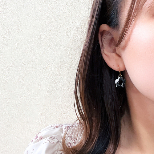 揺れるお花のレジンピアス/イヤリング〈ブラック〉黒 レジン 小粒