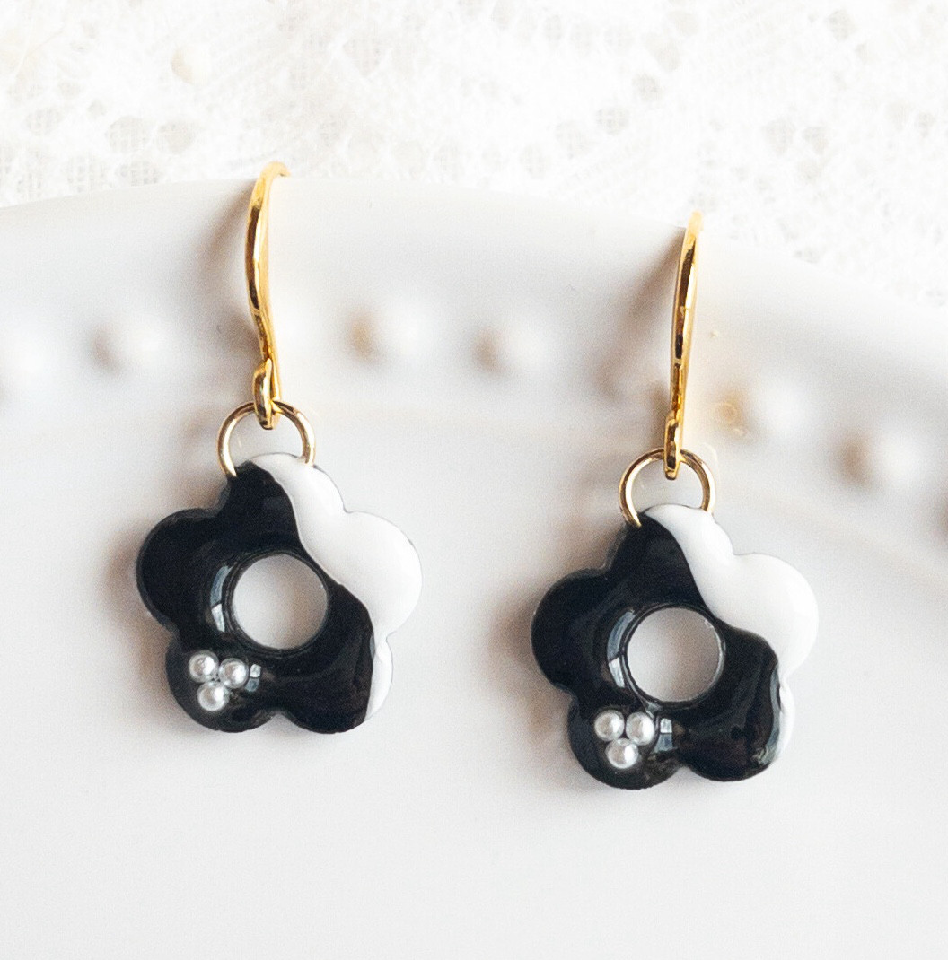 揺れるお花のレジンピアス/イヤリング〈ブラック〉黒 レジン