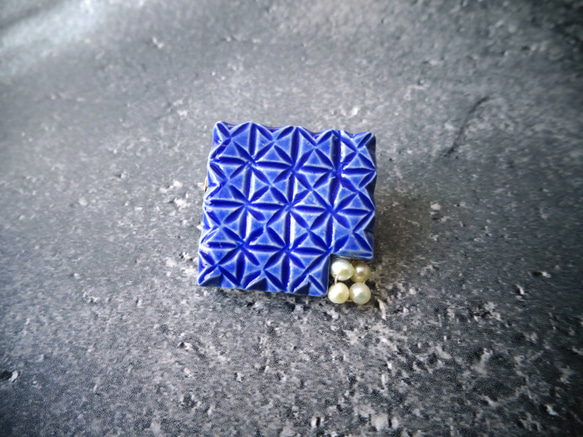 切子モヨウの陶ブローチ（青） 1枚目の画像